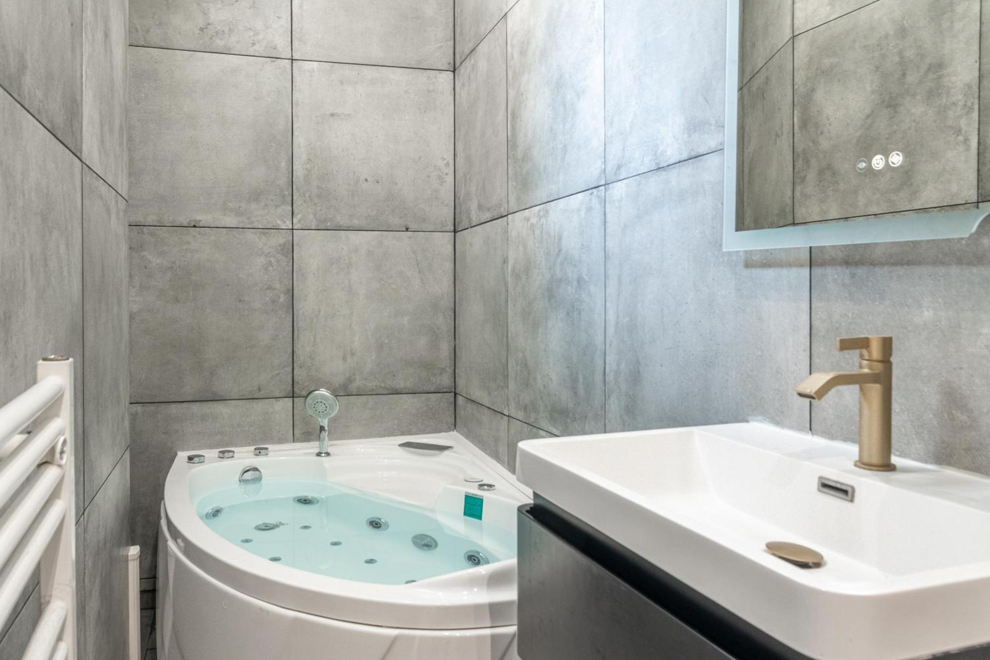 Lavie Maison Eiffel Ac Hot Tub Paris Exterior foto